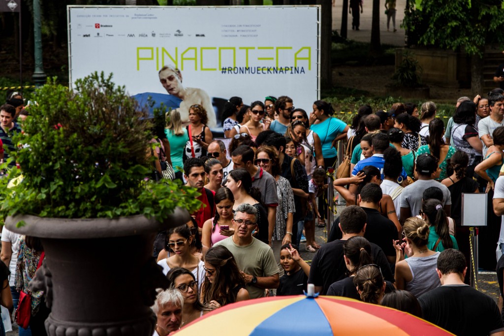 Público durante fila de 3h na Pinacoteca do Estado de São Paulo no último dia de exposição de Ron Mueck (22/2/2015).