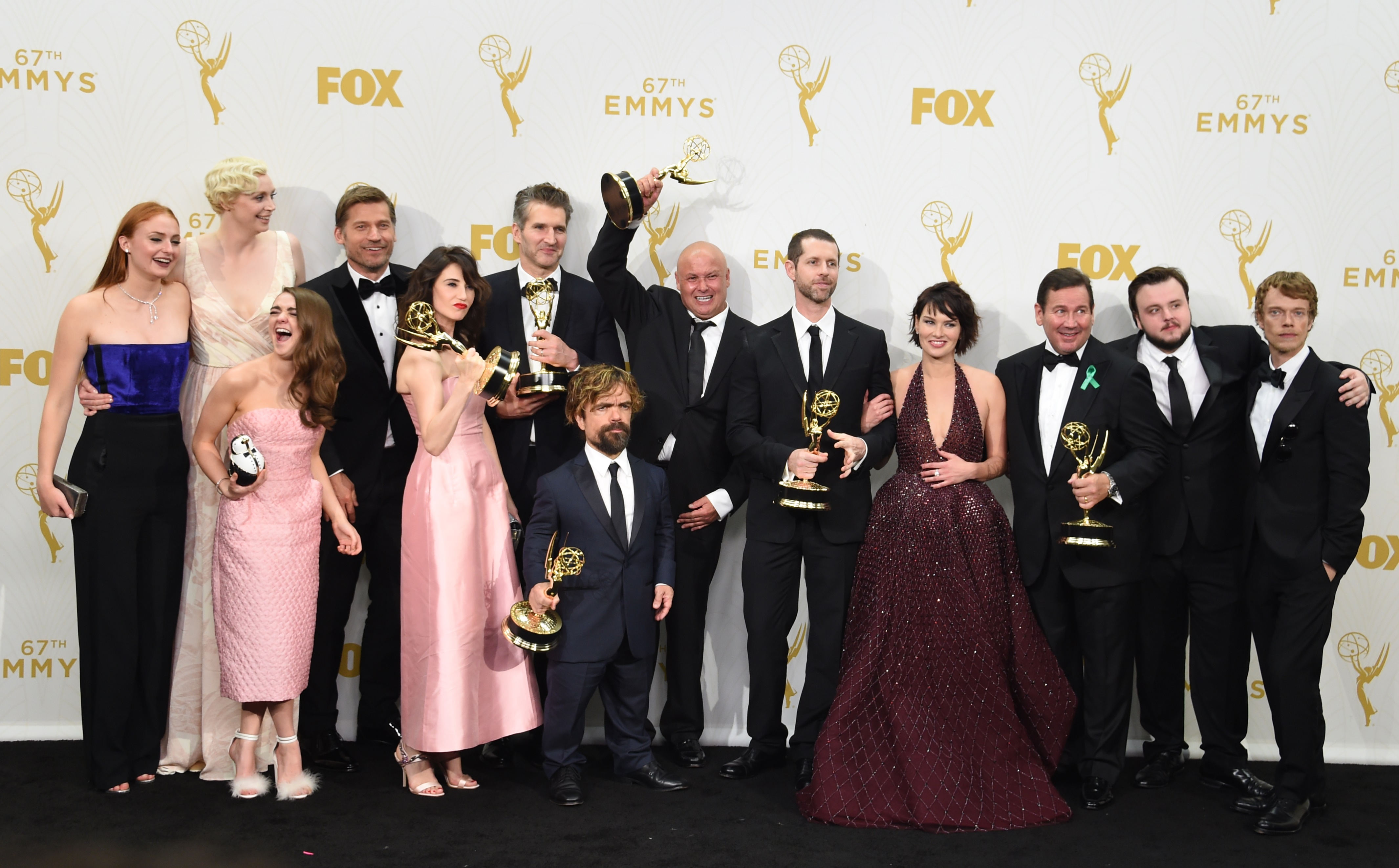 Os atores e diretores vencedores – 12 estatuetas no total – da série Game of Thrones – que bateu o recorde de prêmios em uma edição do Emmy (20/9/2015).