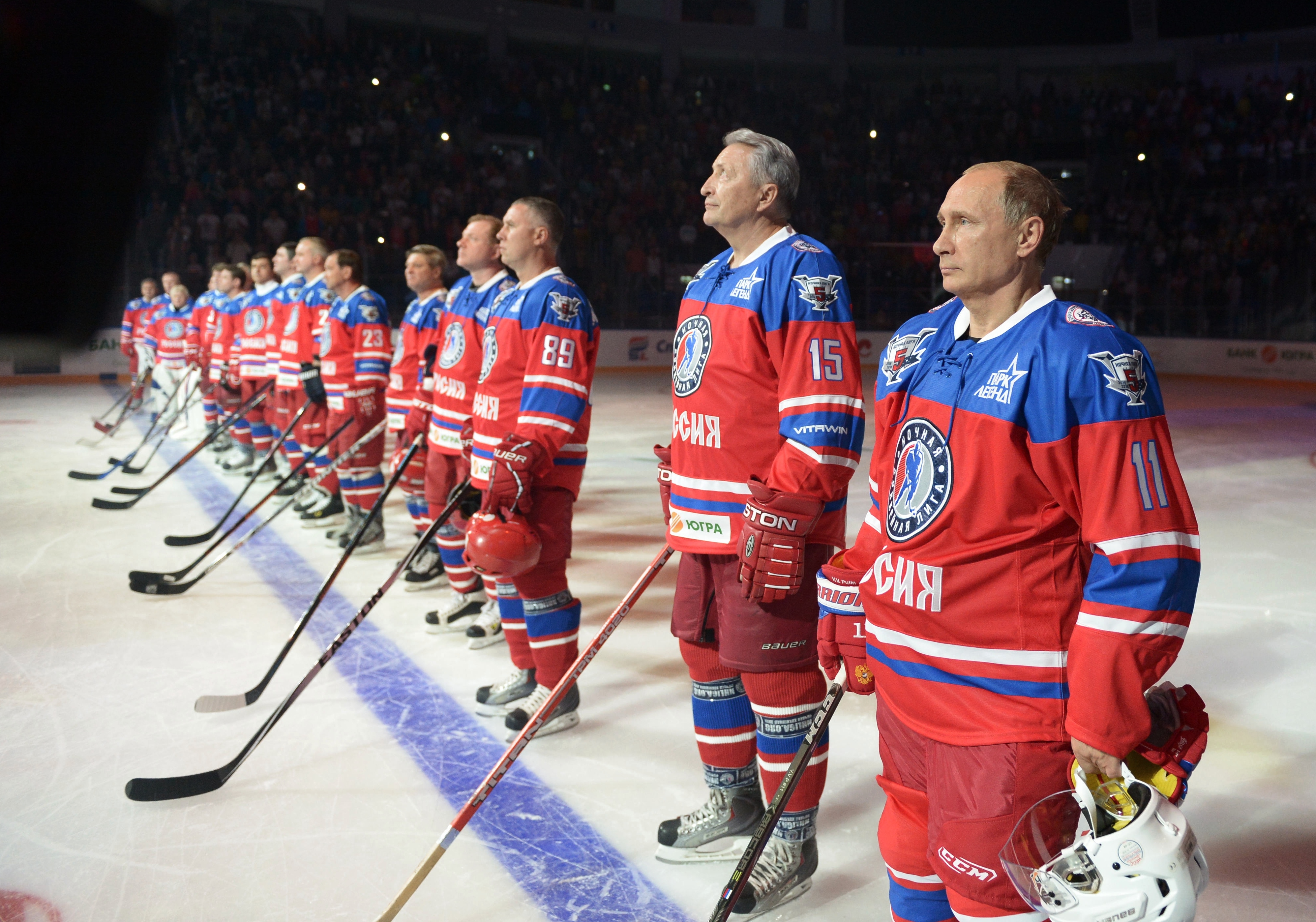 O presidente russo Vladimir Putin festejou os seus 63 anos em um jogo de hóquei, na abertura oficial do campeonato nacional em Sochi (7/10/2015).