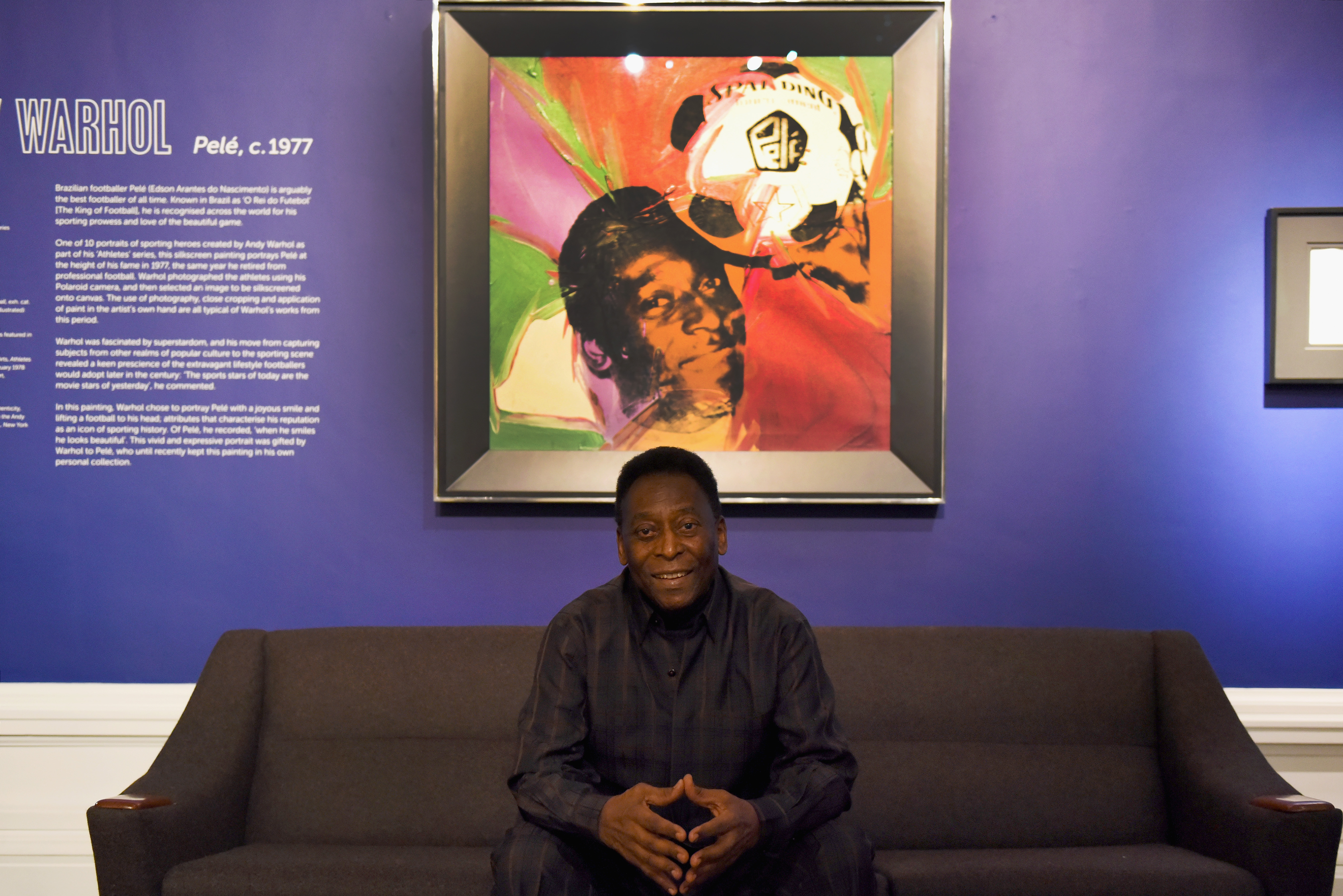 O nosso Pelé, o “rei do futebol”, em frente a um quadro de Andy Warhol divulgando a sua exposição em uma galeria londrina (22/9/2015) para comemorar seus 75 anos.