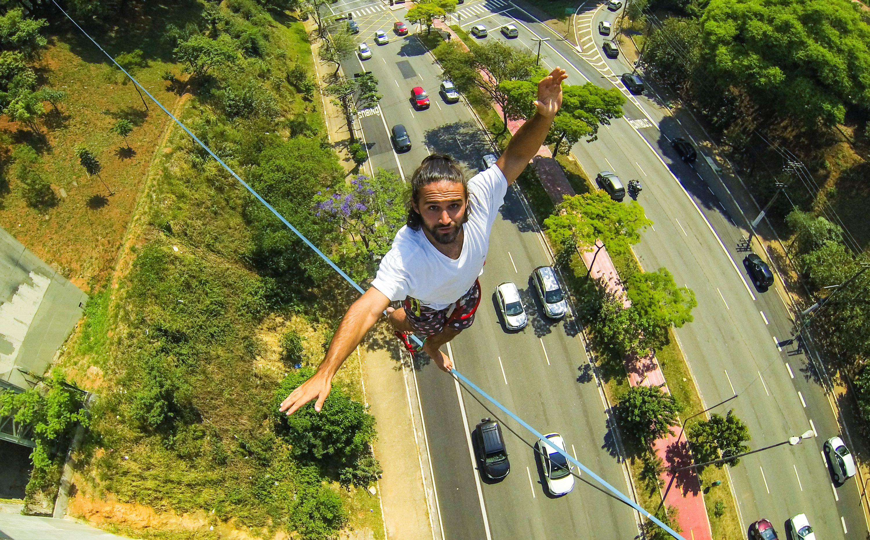 Guilherme Coary, estudante de educação física, faz o slackline highline (equilíbrio em fita) sobre a avenida Sumaré, em São Paulo, a uma altura de 30 m acima do solo (20/10/2015).