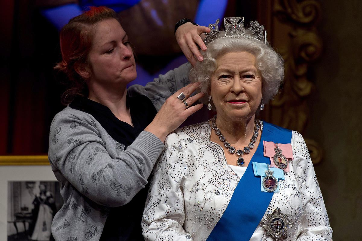 No museu de cera, retoques são feitos na figura da rainha Elizabeth II, que se tornou a mais longeva do Reino Unido (7/9/2015).